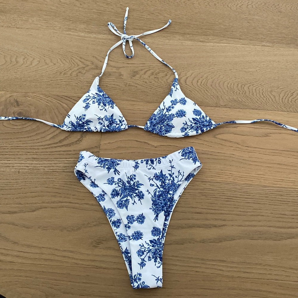 2 Piece Set. Berlook Women’s Blue Floral Bikini. Halter Top and Bottom. XS. NWT.